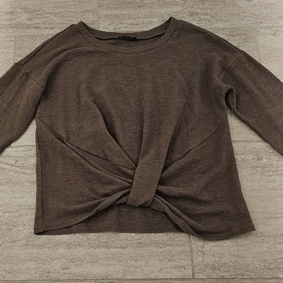 Very J Women's Long Sleeve Tan Colored Waist Length Top - sz small - Picture 2 of 3